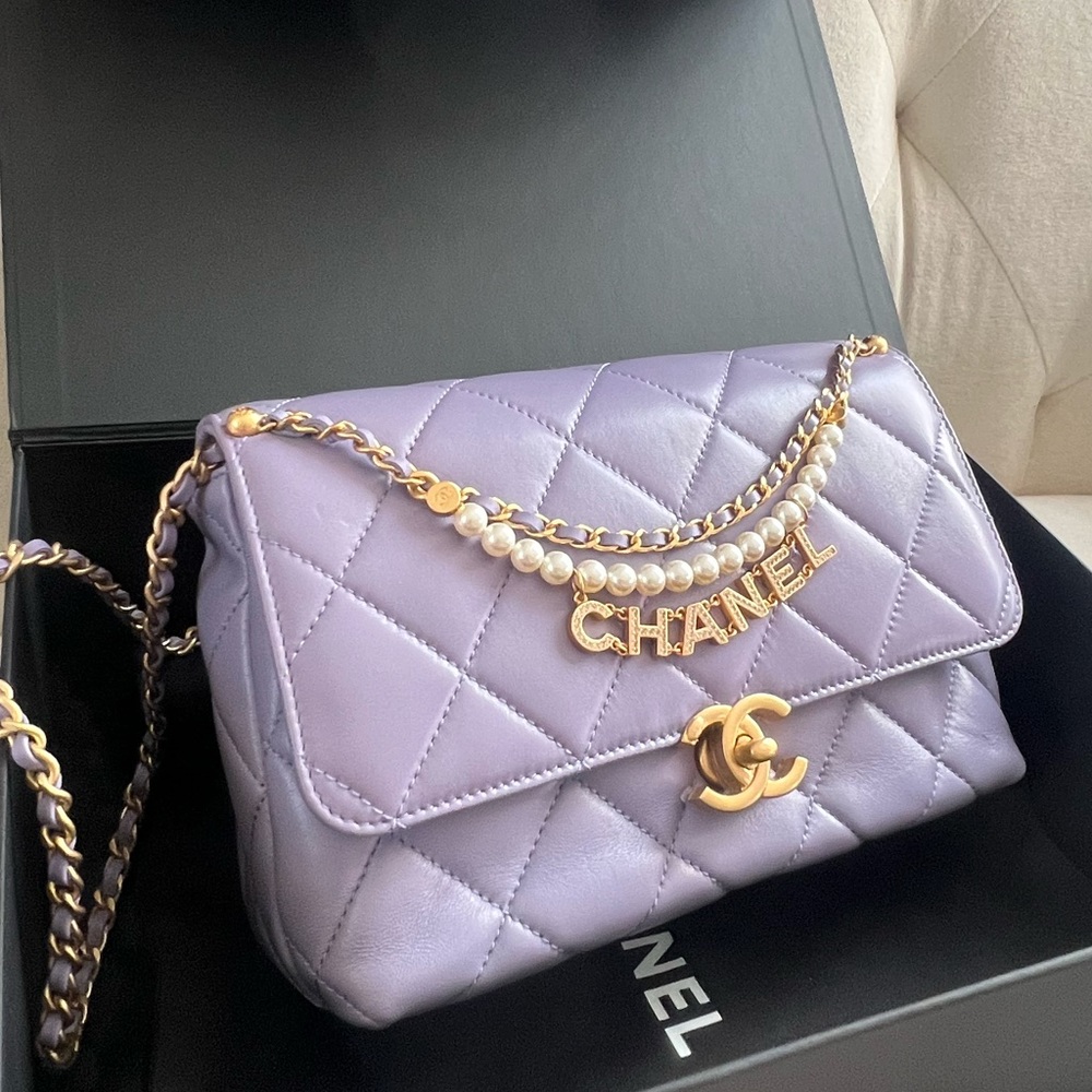 ‼️Rare color & rare size Not a Mini‼️CHANEL Shiny Lambskin Pearl Logo Flap - Picture 3 of 9
